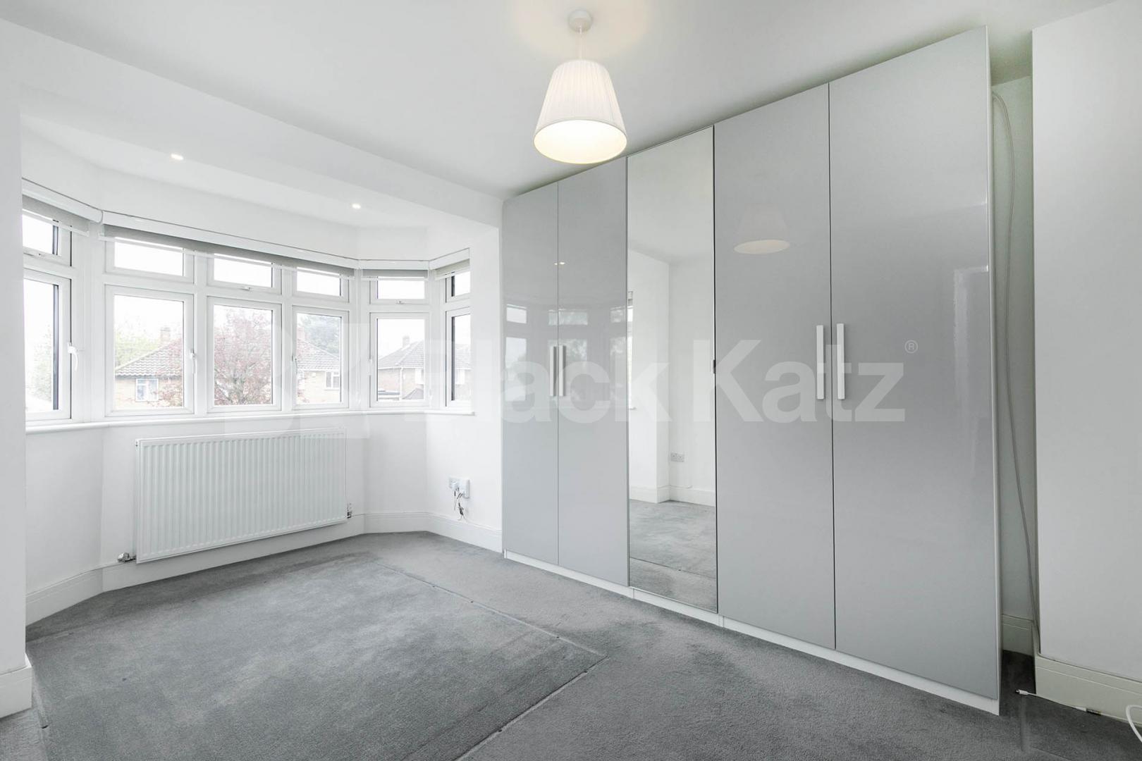 Stunning 5-Bedroom Family Home to Let in Southgate Osidge Lane, Southgate 